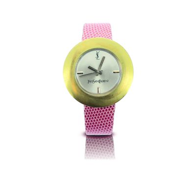 une montre rose avec un cadran jaune sur fond blanc