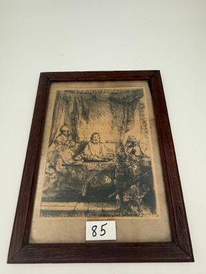 une vieille photo d'un groupe de personnes assises autour d'une table