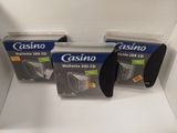 trois boîtes de cartes de casino posées sur une étagère blanche