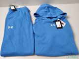 un pantalon de survêtement bleu avec un sweat à capuche par-dessus