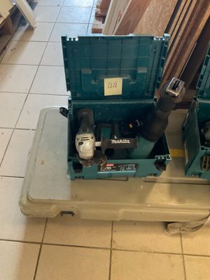 une boîte à outils avec des outils à l'intérieur sur le sol