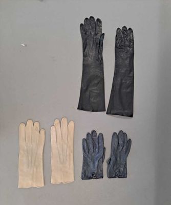 trois paires de gants et une paire de gants posés sur une table