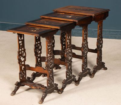 Suite de quatre tables gigognes en bois exotique patiné, pla…