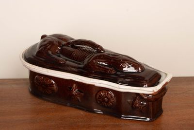 Terrine dite, gite à lièvre en terre cuite, émaillée brun et…