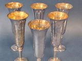 quatre vases en verre argenté, bordés d'or sur fond bleu