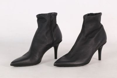 RAG & BONE - Paire de bottines à talons en cuir noir.