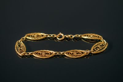 un bracelet en or sur une surface noire