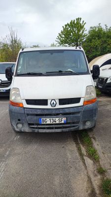 une camionnette blanche garée dans un parking