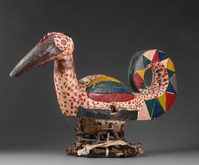 gros plan d'une sculpture d'oiseau sur un socle