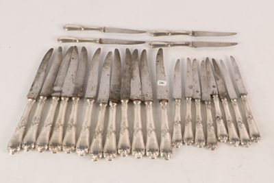 a lot of knives that are sitting on a table