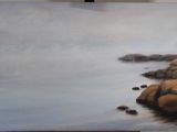 une peinture à l'huile représentant un rivage rocheux avec des rochers dans l'eau