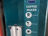 une boîte de cafetière posée sur une étagère