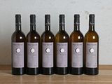 six bouteilles de vin sont alignées sur une table en bois