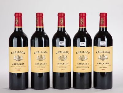 quatre bouteilles de vin rouge sont alignées