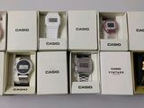 six boîtes contenant des montres Casio assorties sont empilées les unes sur les autres