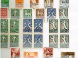 La collection de timbres est exposée sur le mur d'une pièce.