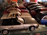 de nombreuses voitures-jouets exposées dans une vitrine
