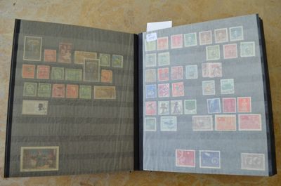 un livre avec des timbres, posé sur une table