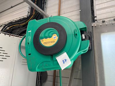 une soufflerie verte fixée au mur