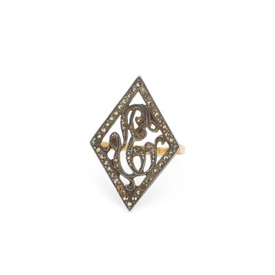 une bague en or et diamants