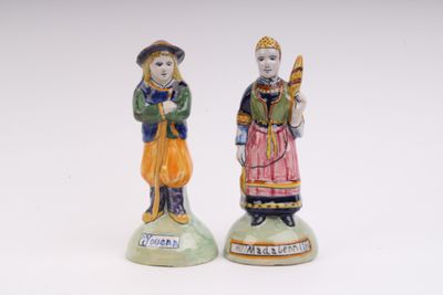 deux figurines d'un homme et d'une femme debout l'un à côté de l'autre