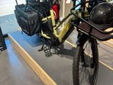 un vélo avec un sac à l'arrière, dans un magasin