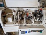 une machine qui se trouve à l'intérieur d'un bâtiment
