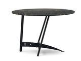 une table ronde avec un plateau en marbre noir et des pieds en métal
