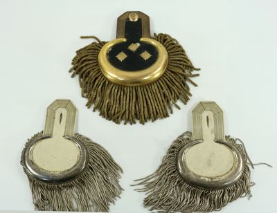 deux paires de boucles d'oreilles à franges et une broche dorée et noire