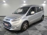 une fourgonnette Ford Transit garée sur un sol en carrelage à damier dans un garage