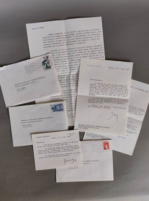 une pile de lettres posée sur le réfrigérateur