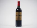 une bouteille de vin rouge posée sur une table blanche