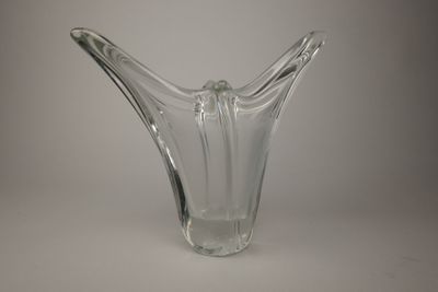 un vase en verre posé sur une table