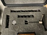 une mallette noire contenant des outils, posée sur une table