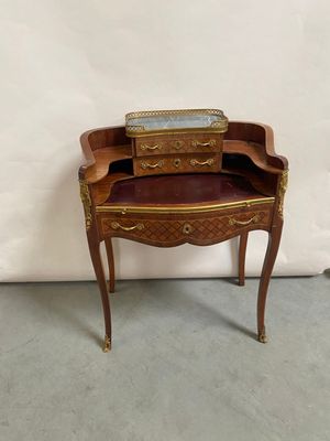 un petit bureau en bois surmonté d'un miroir