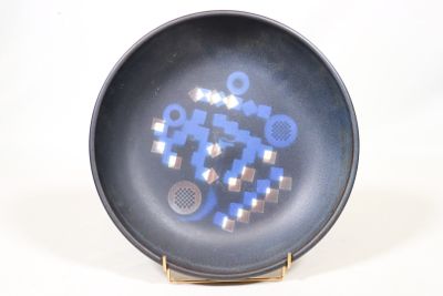 une photo d'une assiette contenant de nombreux aimants