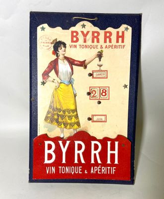 une vieille enseigne en tôle faisant la promotion du Byrrh, sur laquelle figure une femme tenant une bouteille de vin
