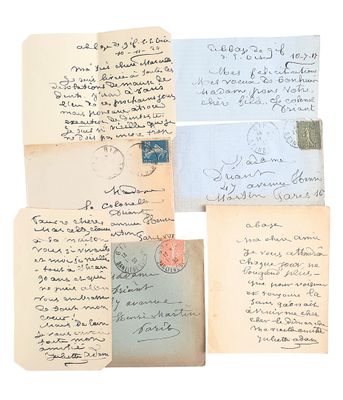 Plusieurs vieilles lettres et enveloppes sont empilées les unes sur les autres