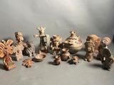 de nombreuses figurines de formes et de tailles variées sur la table