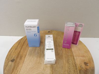 une table en bois sur laquelle se trouvent une bouteille de lotion et un tube de lotion