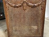 une vieille armoire en bois dont la façade est ornée de motifs sculptés