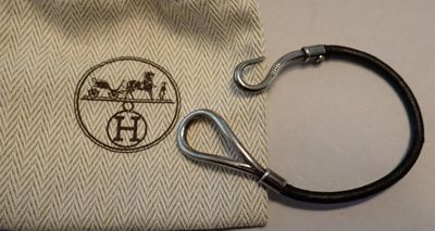 un sac sur lequel sont représentés un ruban et une paire de ciseaux