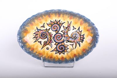 une photo d'une assiette décorative ornée d'un motif