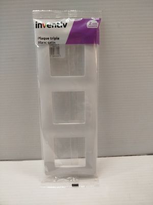 une photo d'une vitrine en plastique qui se trouve dans l'emballage