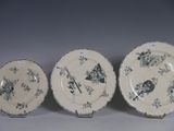 trois assiettes ornées de motifs bleus et blancs, disposées les unes à côté des autres