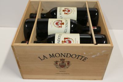 trois bouteilles de vin dans un coffret en bois sur une table