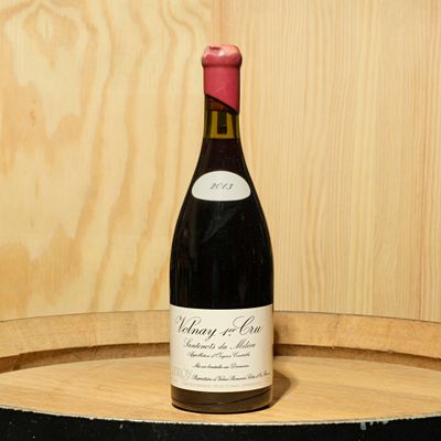une bouteille de vin posée sur un tonneau