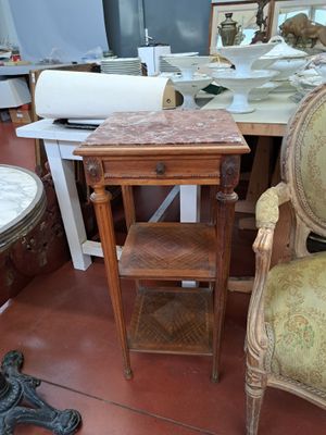 une chaise et une table dans une pièce où il y a beaucoup de meubles