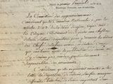 un vieux document écrit posé sur une table