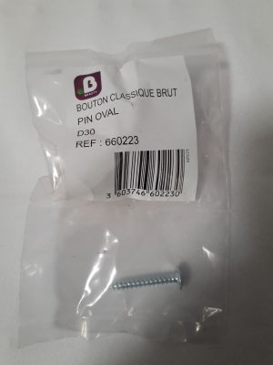 une petite vis dans un sachet en plastique sur lequel figure un code-barres